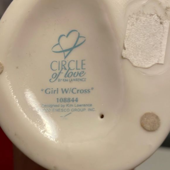 Circle of love “In His Hands” Girl with Cross - Picture 4 of 4